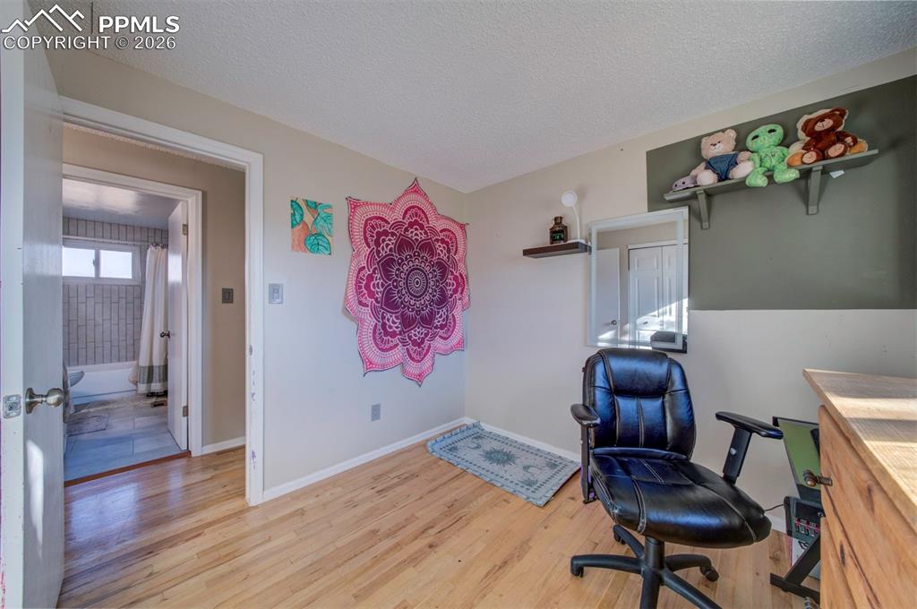 Image 17 of 41: Office