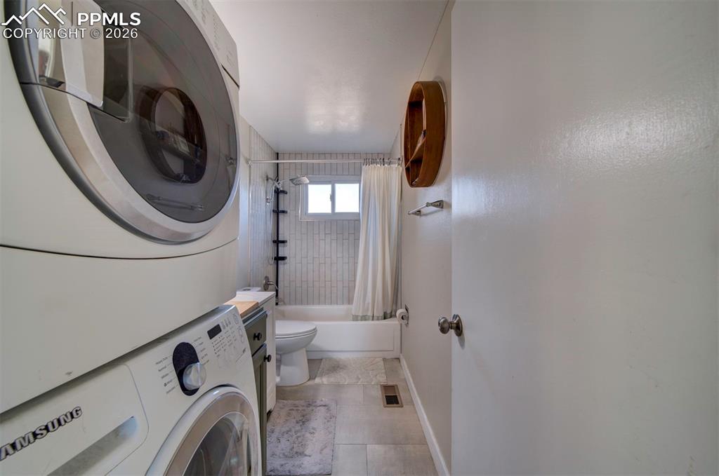 Image 18 of 41: Bathroom