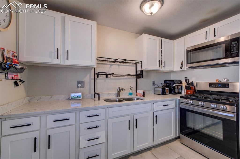 Image 27 of 41: Kitchen