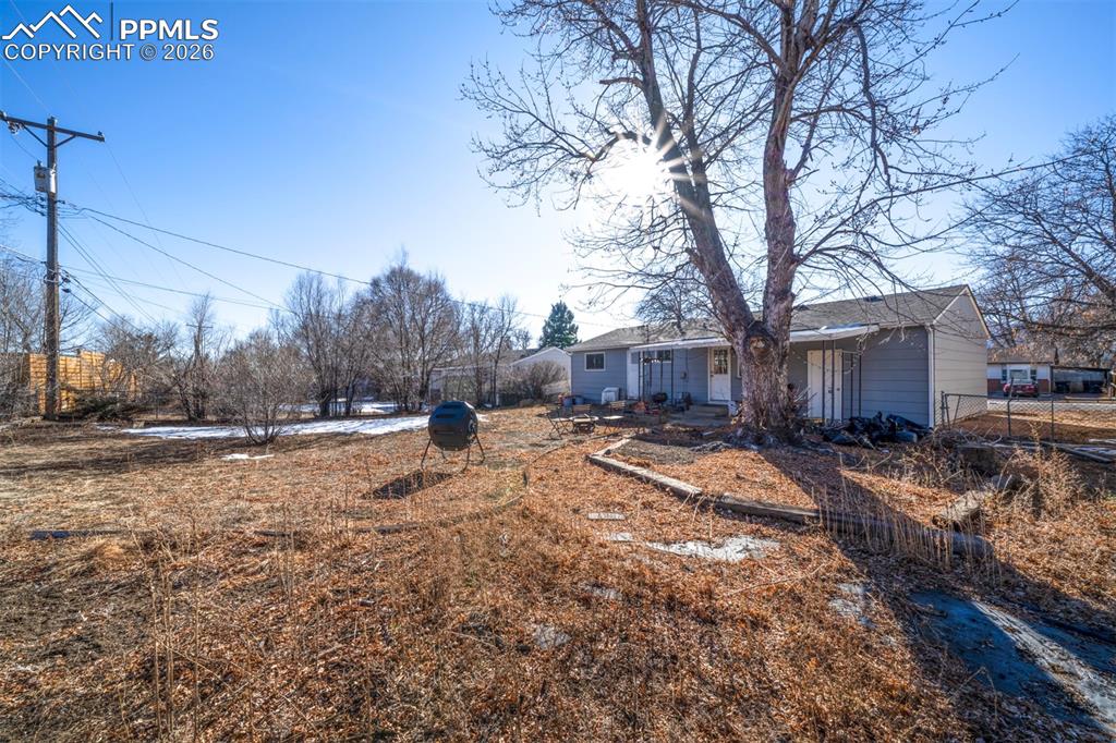 Image 34 of 41: Yard