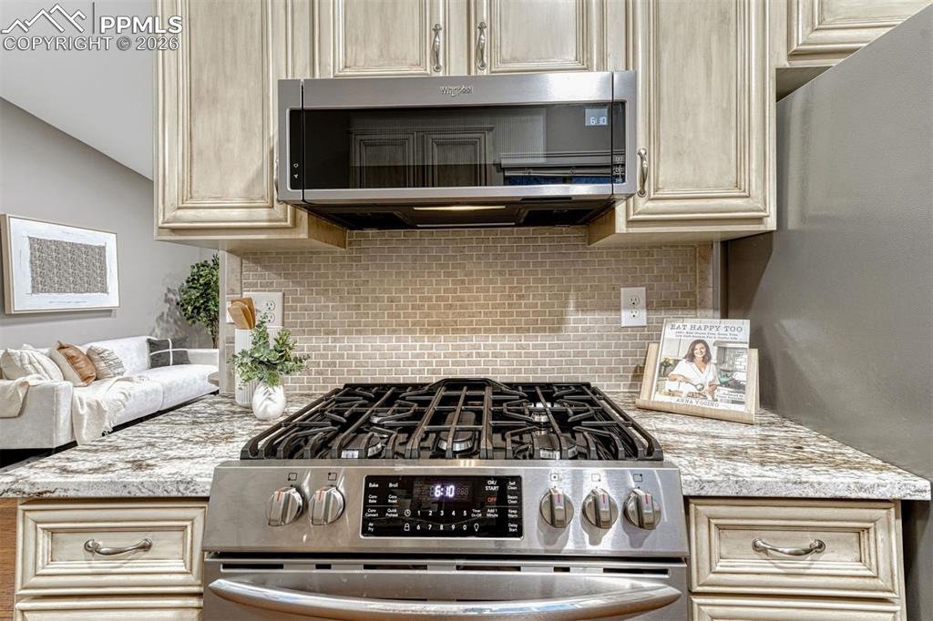 Image 22 of 49: Gas range with Roast, Convection, Air Fry Oven