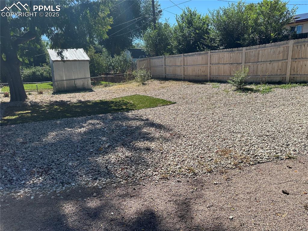 Image 21 of 23: Yard