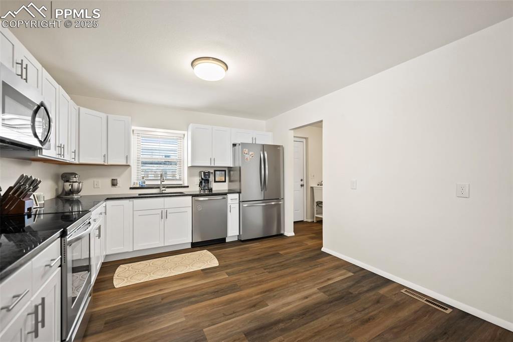 Image 3 of 23: Kitchen