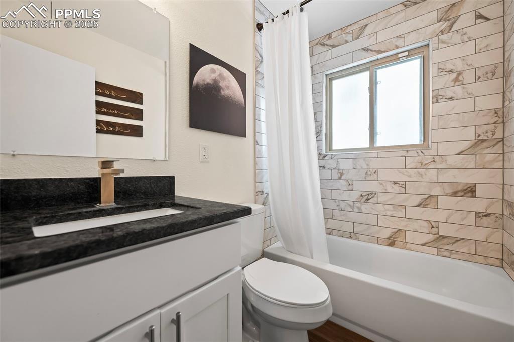 Image 5 of 23: Bathroom