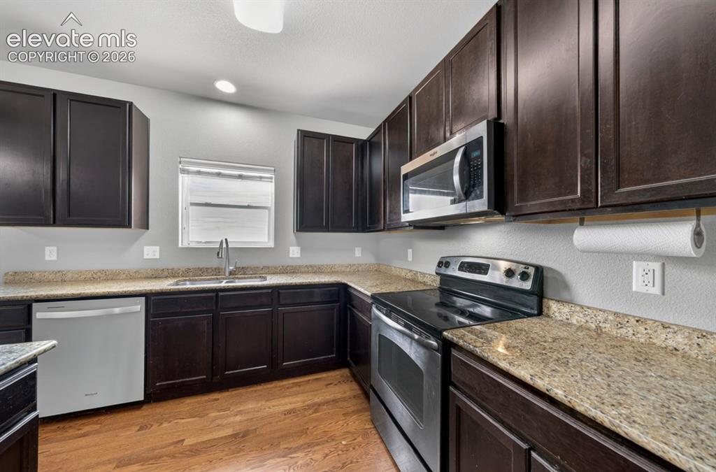 Image 17 of 43: Kitchen