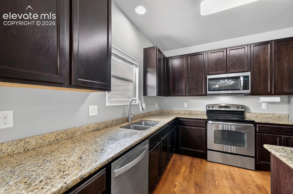 Image 18 of 43: Kitchen