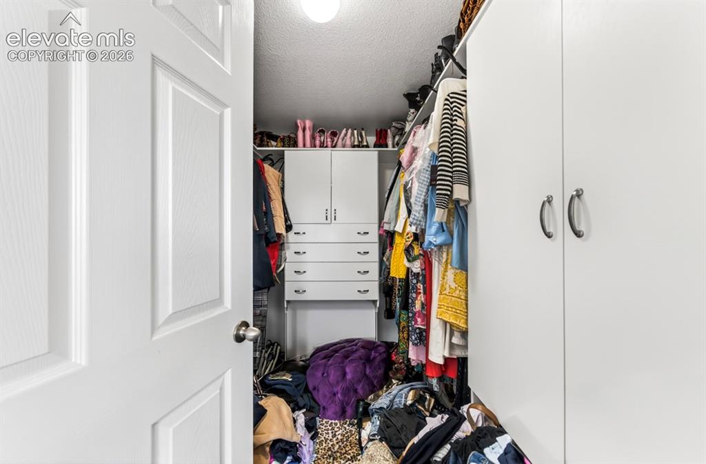 Image 26 of 43: Closet