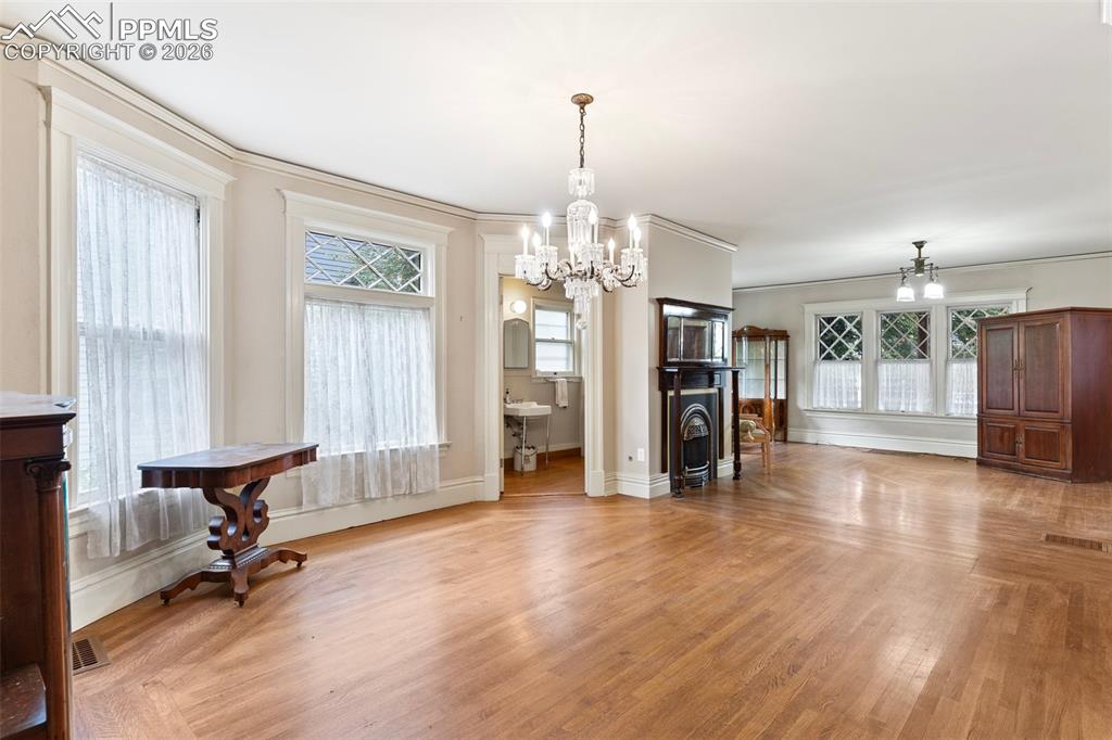 Image 11 of 38: Dining Area