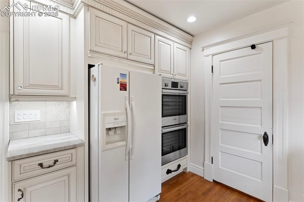 Image 16 of 38: Kitchen