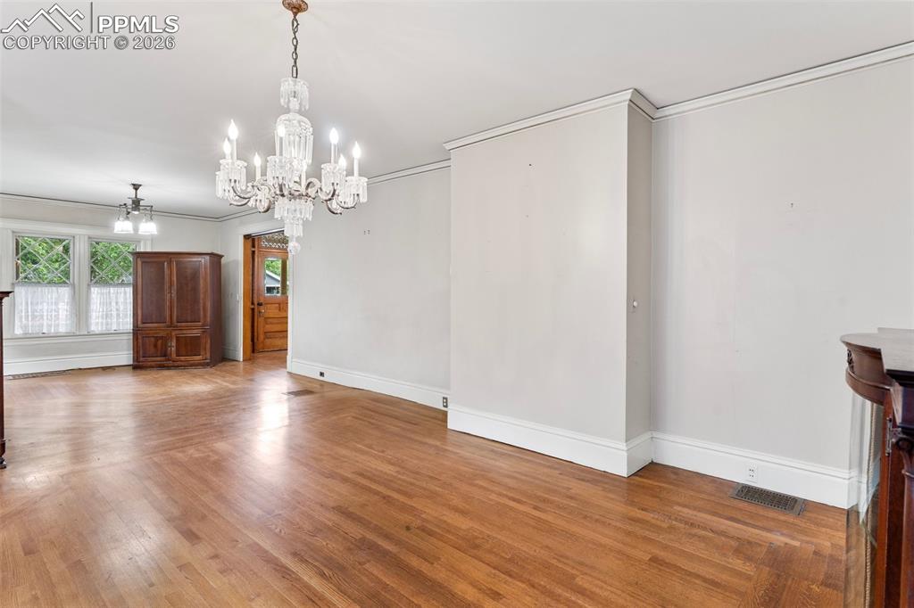 Image 17 of 38: Dining Area