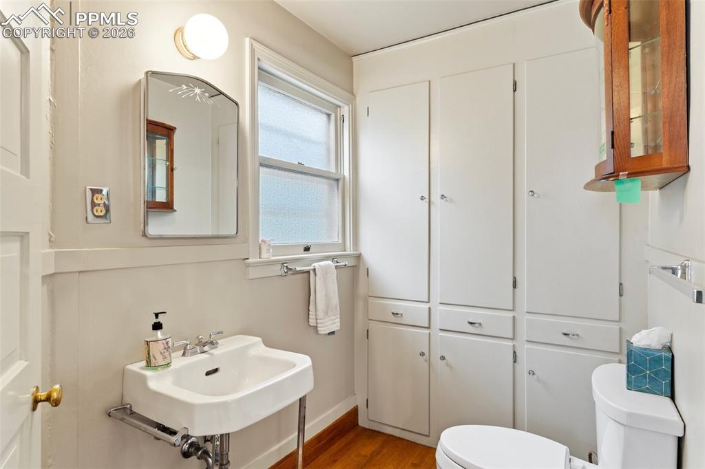 Image 21 of 38: Bathroom