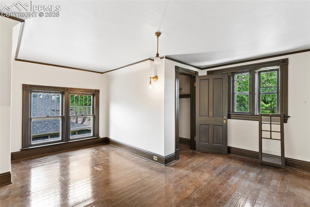 Image 25 of 38: Entry