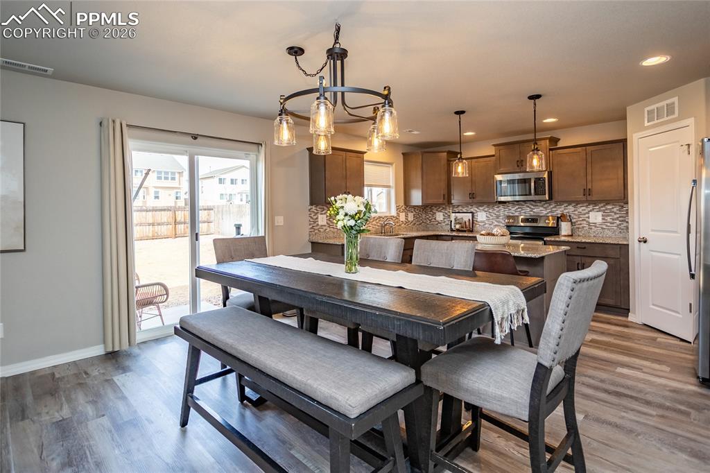 Image 18 of 50: Dining Area