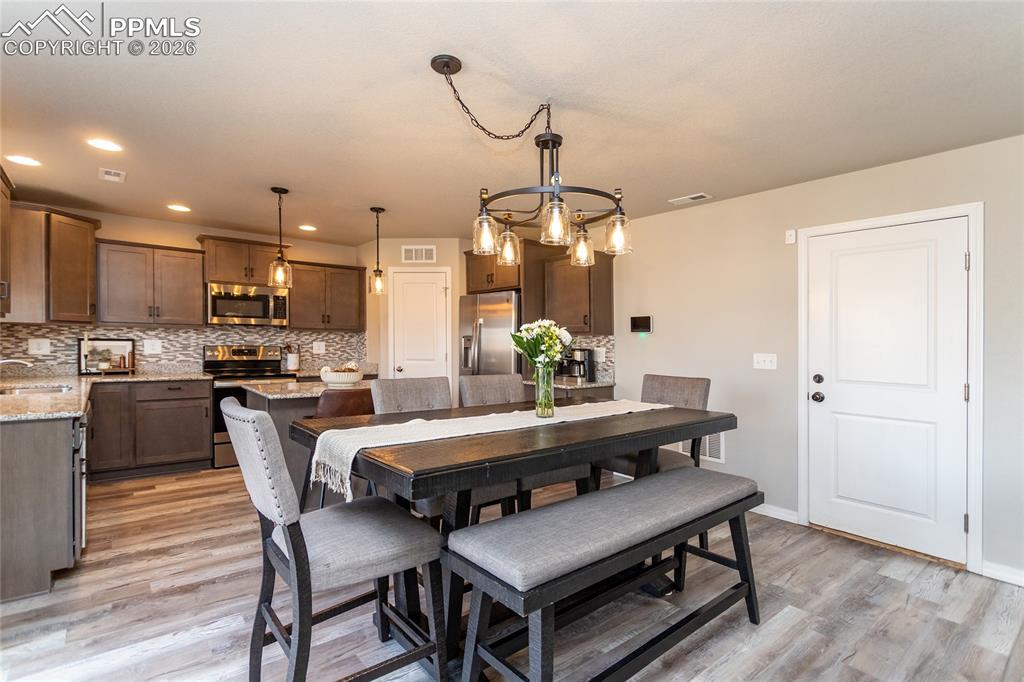 Image 19 of 50: Dining Area