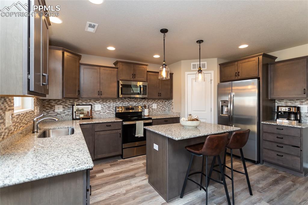 Image 20 of 50: Kitchen