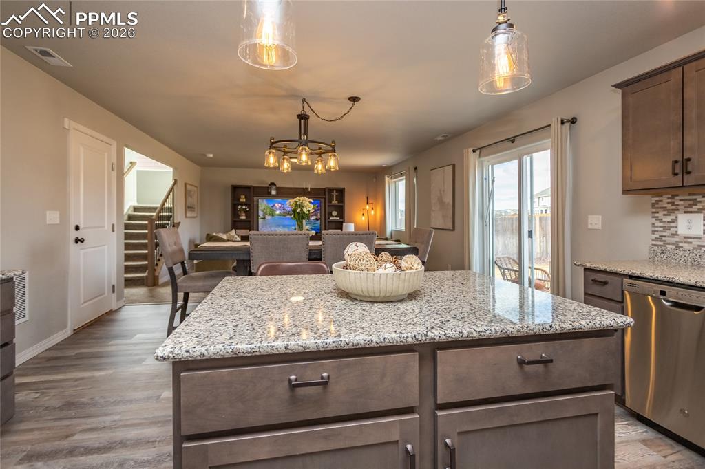 Image 22 of 50: Kitchen