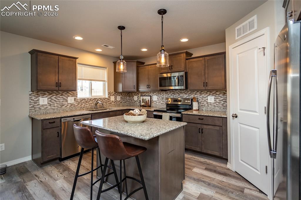 Image 23 of 50: Kitchen