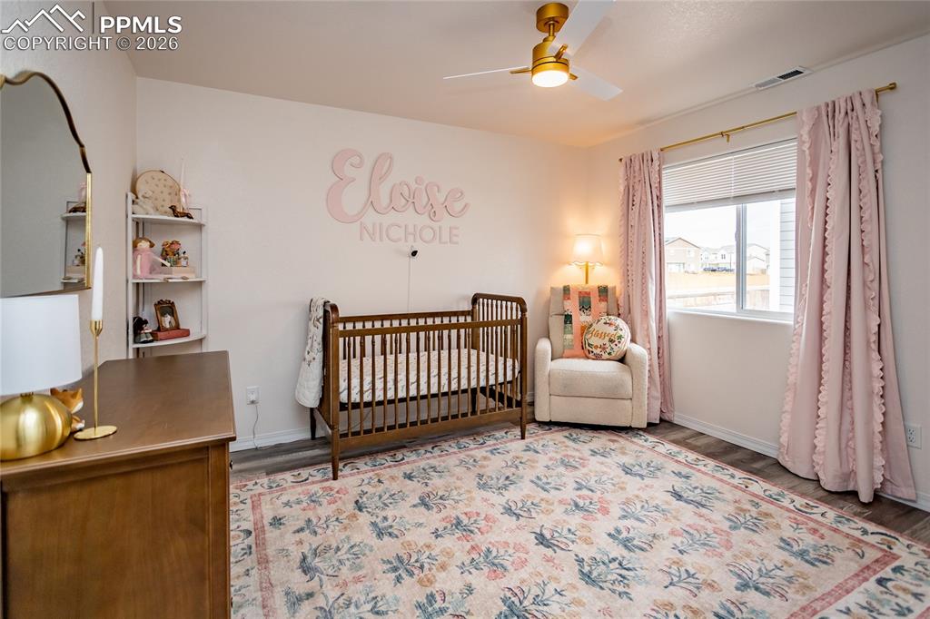 Image 27 of 50: Bedroom