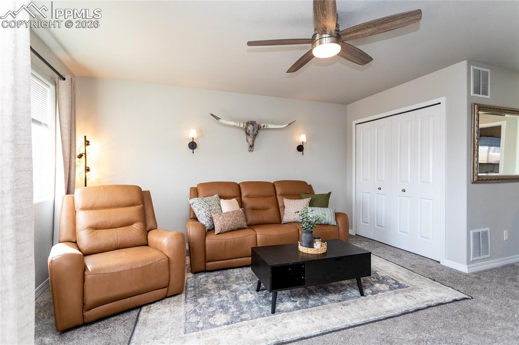 Image 33 of 50: Living Room