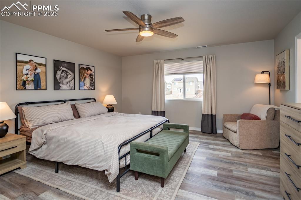 Image 37 of 50: Bedroom