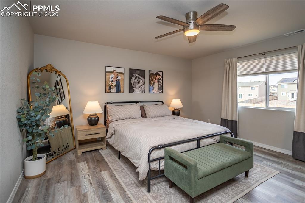 Image 38 of 50: Bedroom