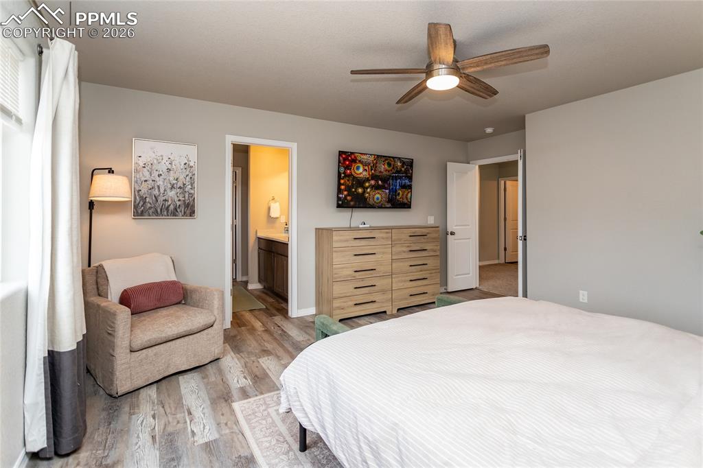 Image 39 of 50: Bedroom