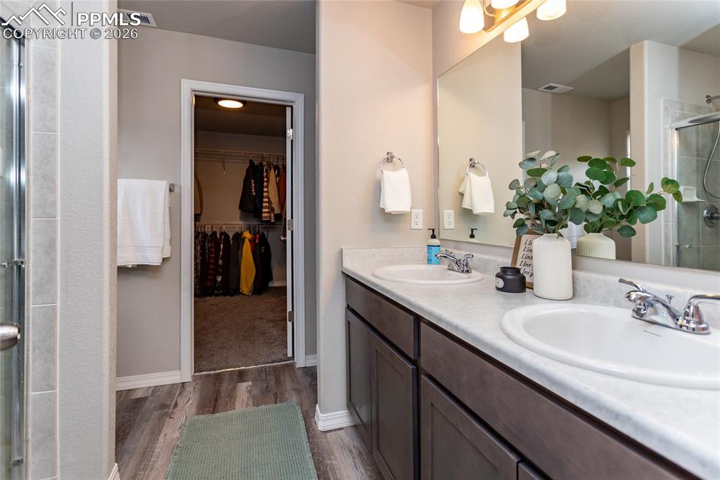 Image 40 of 50: Bathroom