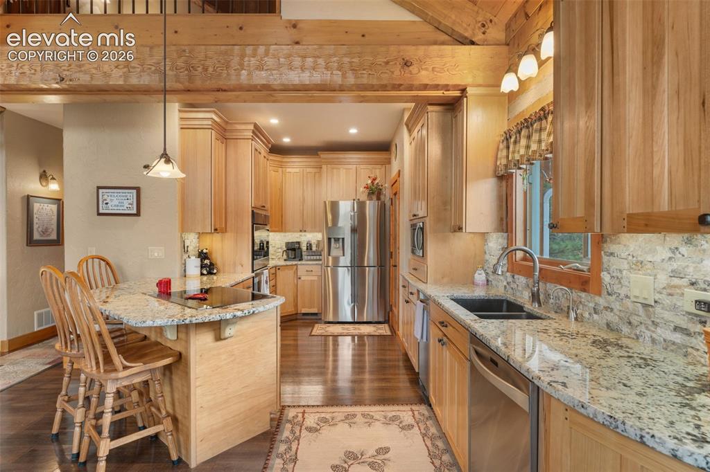 Image 15 of 50: Kitchen
