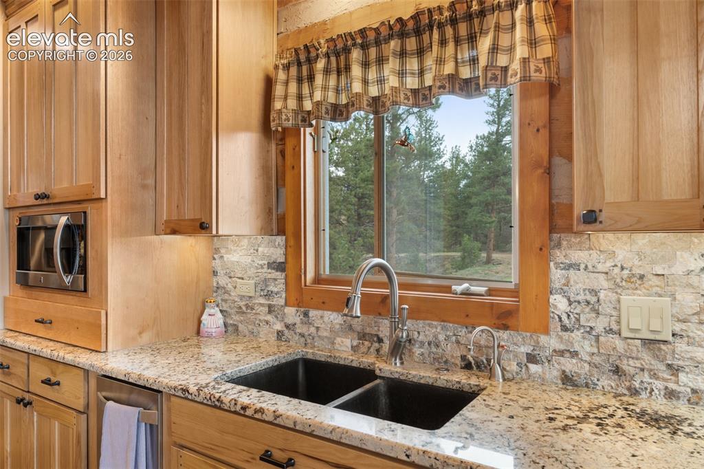 Image 16 of 50: Kitchen