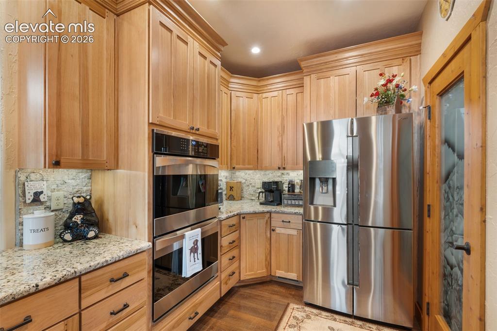 Image 17 of 50: Kitchen