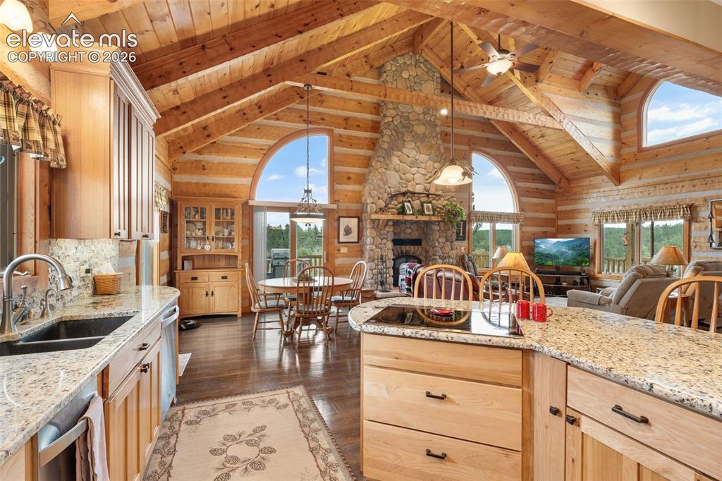 Image 18 of 50: Kitchen