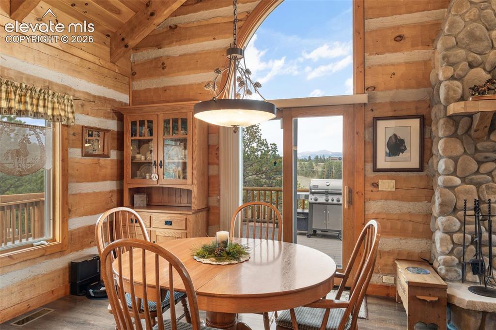 Image 19 of 50: Dining Area