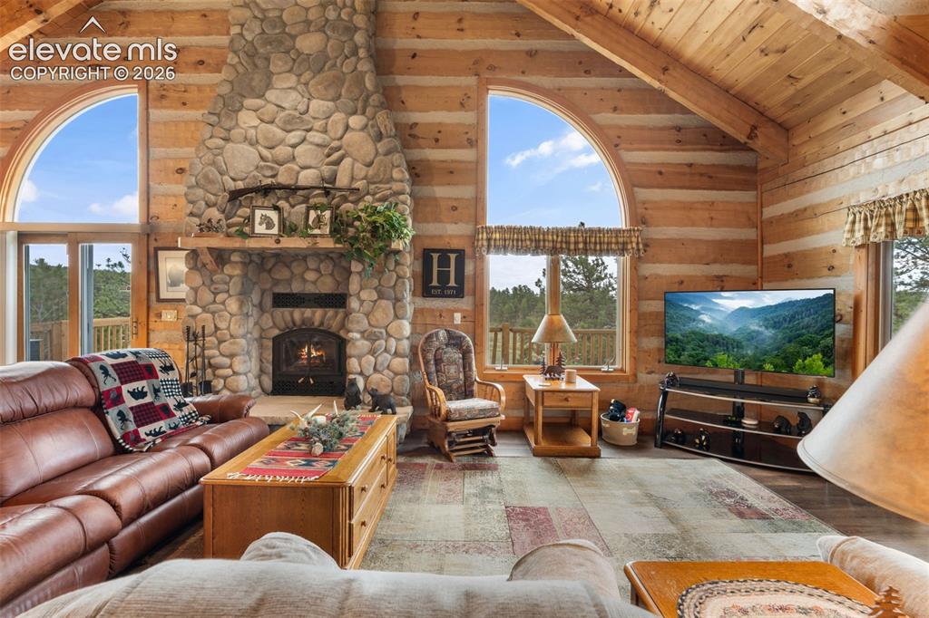Image 9 of 50: Living Room