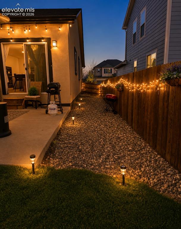 Image 21 of 24: Yard