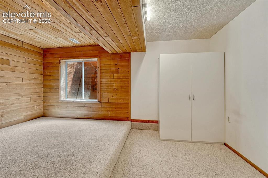 Image 40 of 48: Basement bedroom #3 (non conforming)