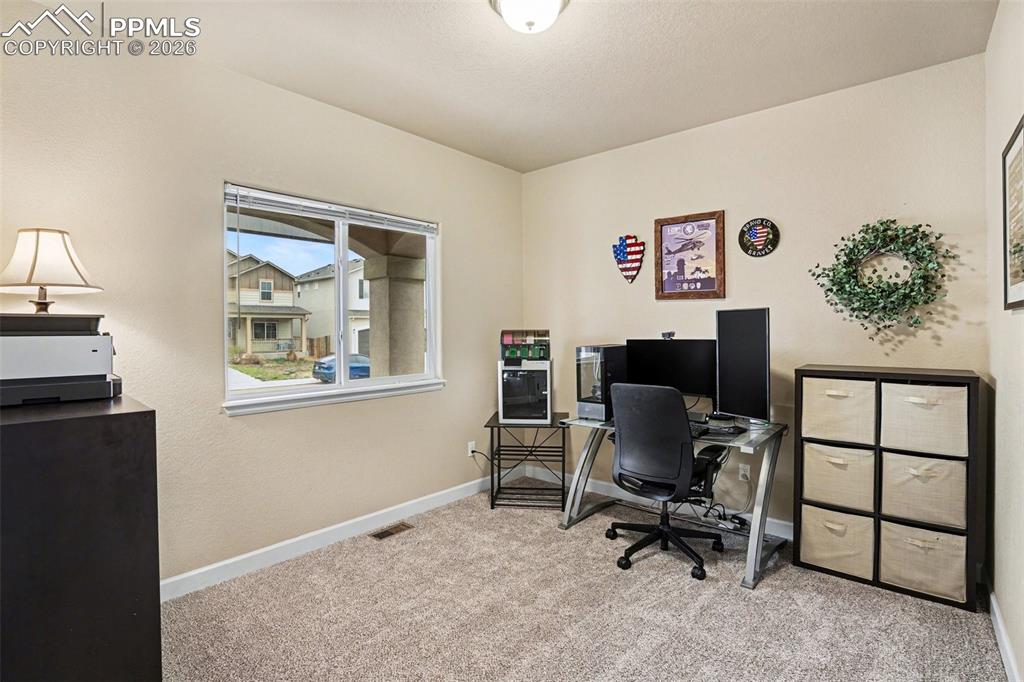 Image 10 of 31: Dedicated office space on the main!