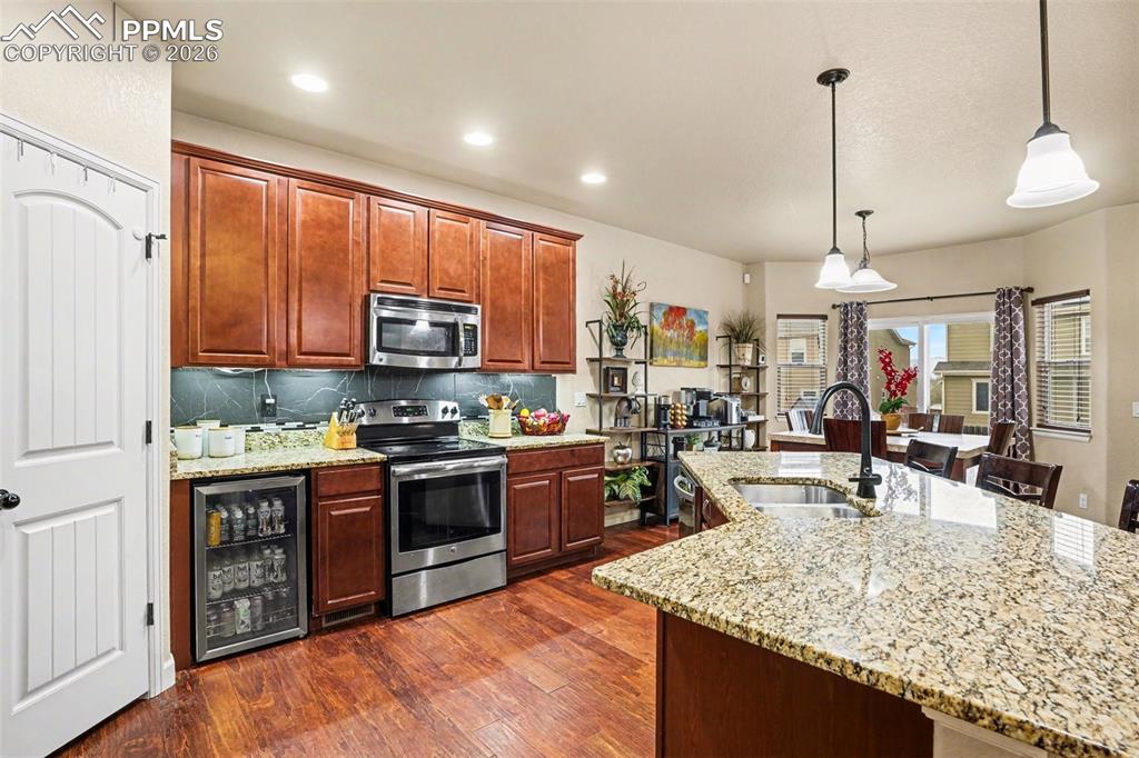 Image 6 of 31: Gorgeous, spacious kitchen with large island/breakfast bar