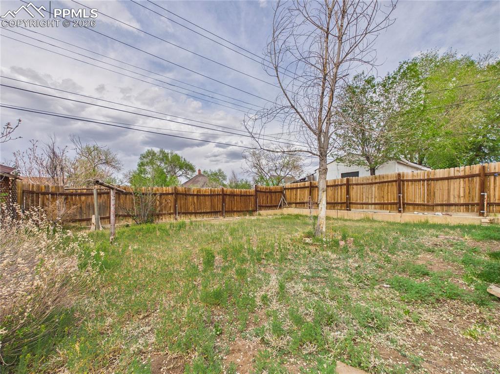 Image 10 of 10: Yard