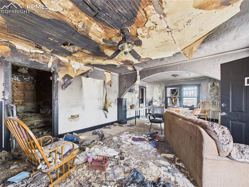 Image 4 of 10: Living Room