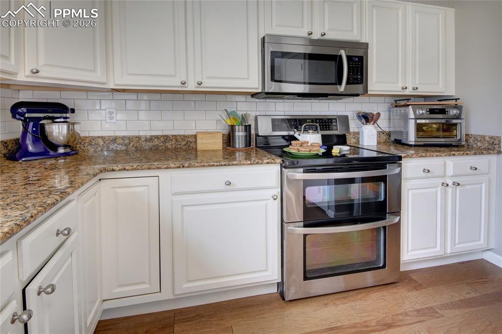 Image 10 of 47: Kitchen