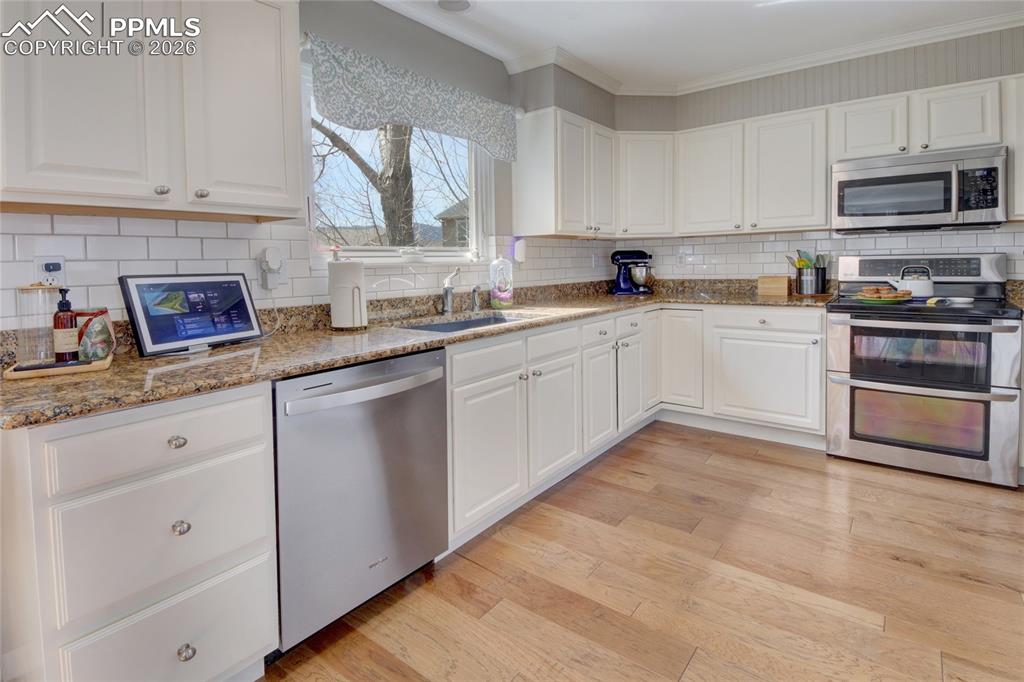 Image 11 of 47: Kitchen