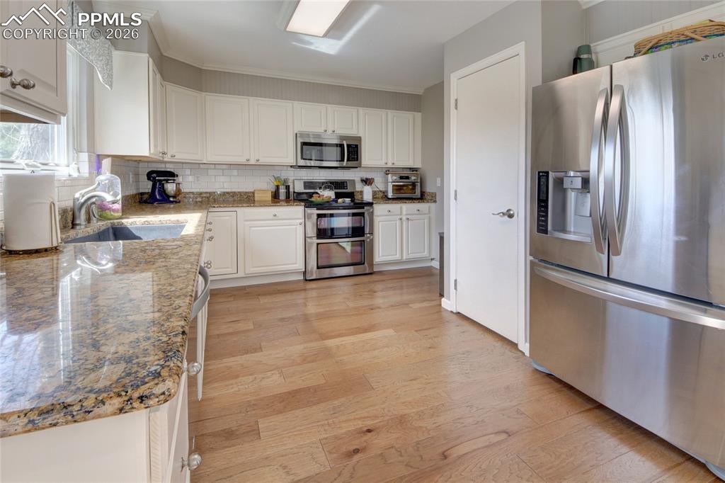 Image 12 of 47: Kitchen