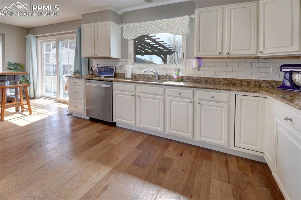 Image 13 of 47: Kitchen