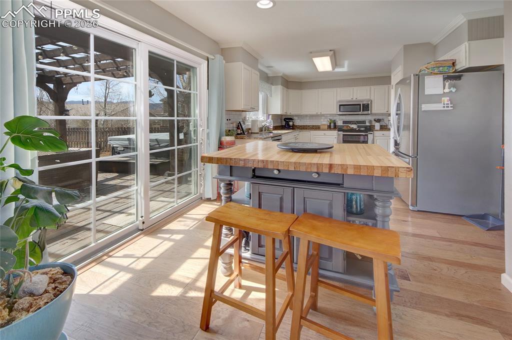 Image 15 of 47: Kitchen