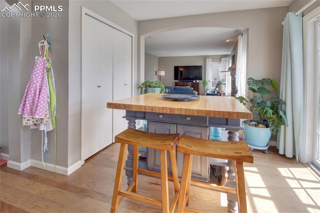 Image 16 of 47: Dining Area