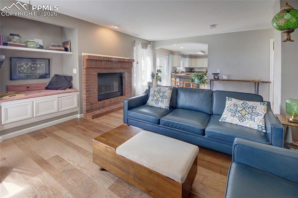 Image 19 of 47: Living Room