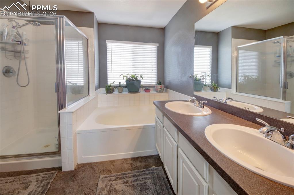 Image 24 of 47: Bathroom