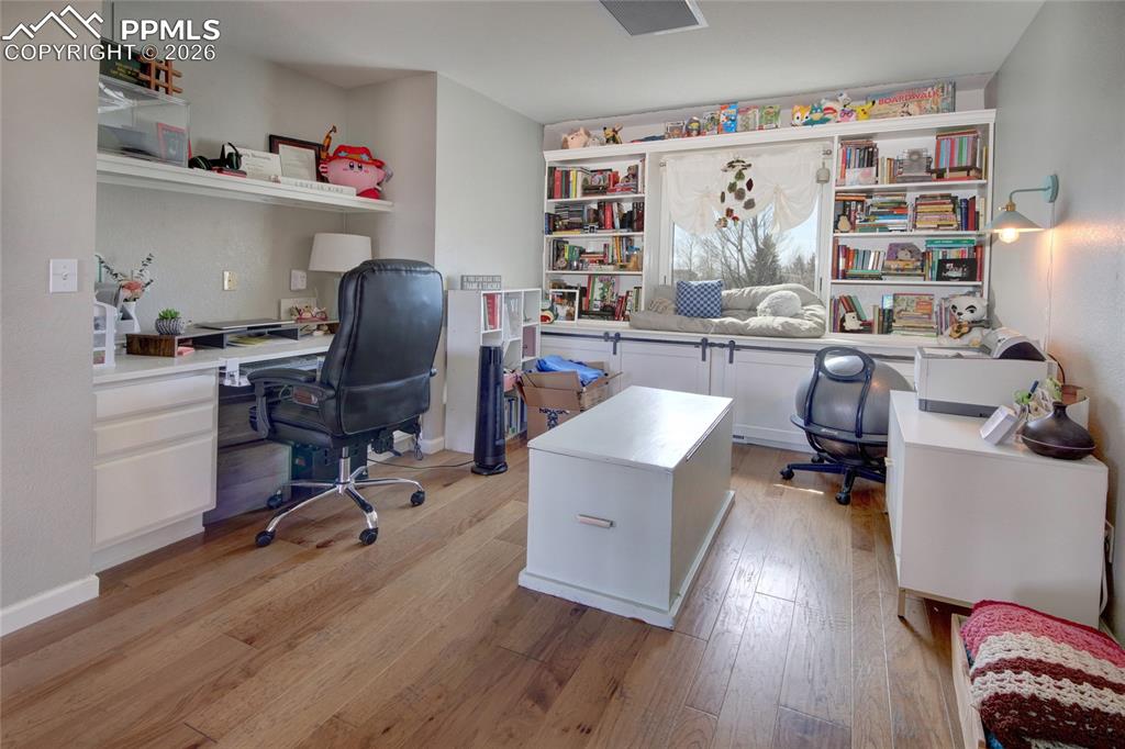 Image 27 of 47: Office