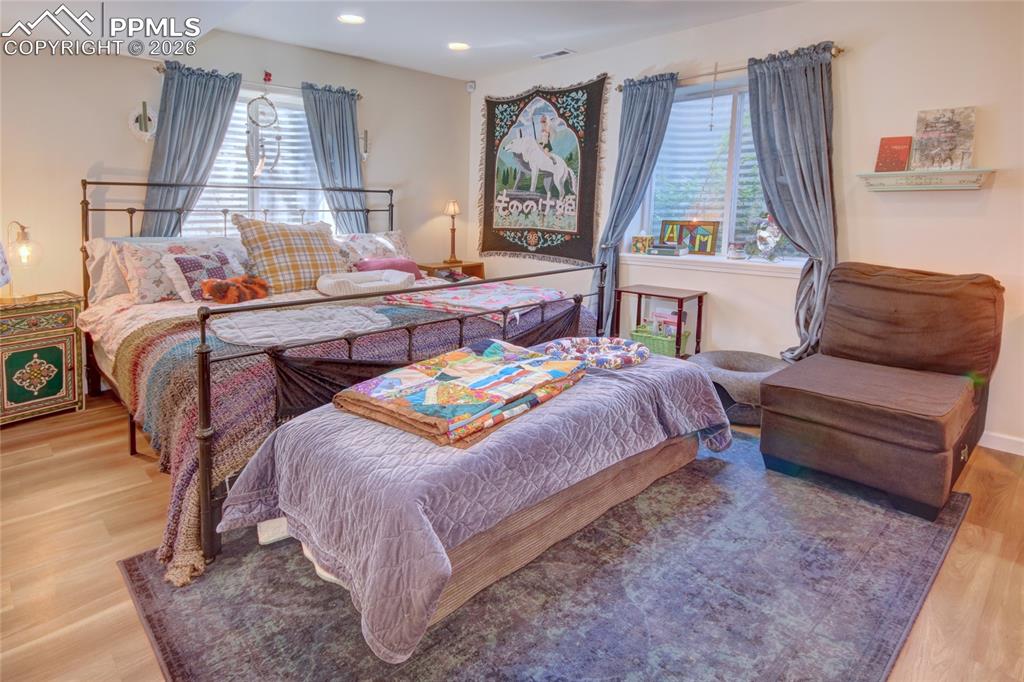 Image 31 of 47: Bedroom