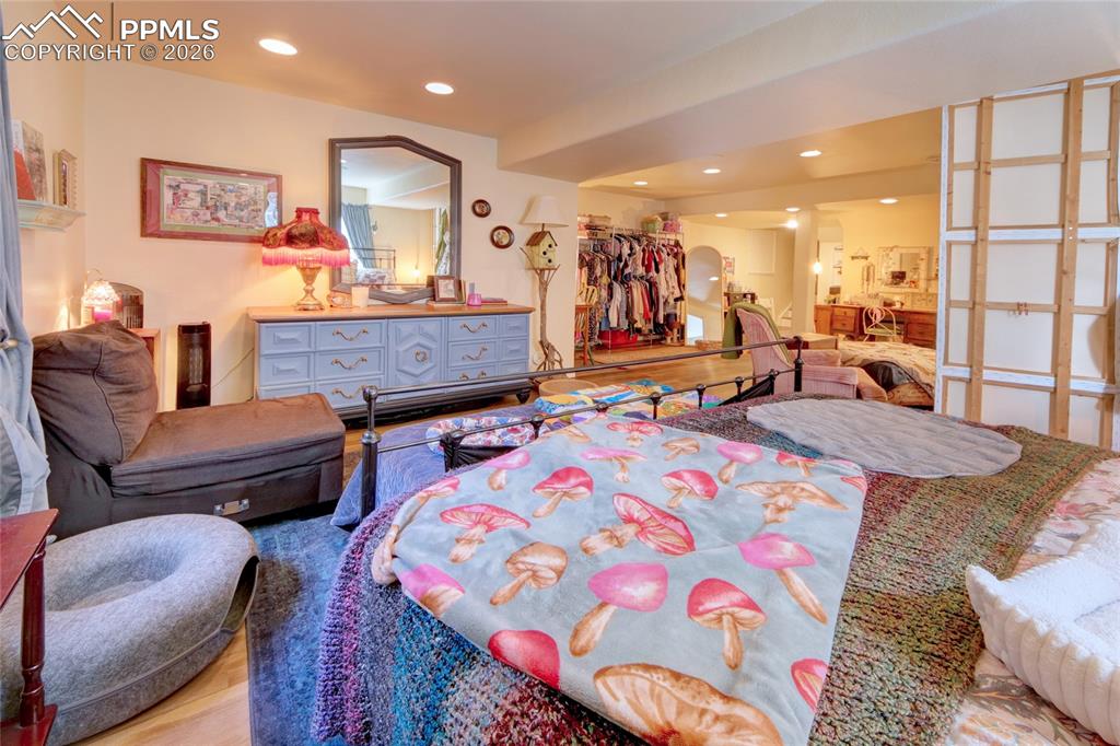 Image 32 of 47: Guest Quarters